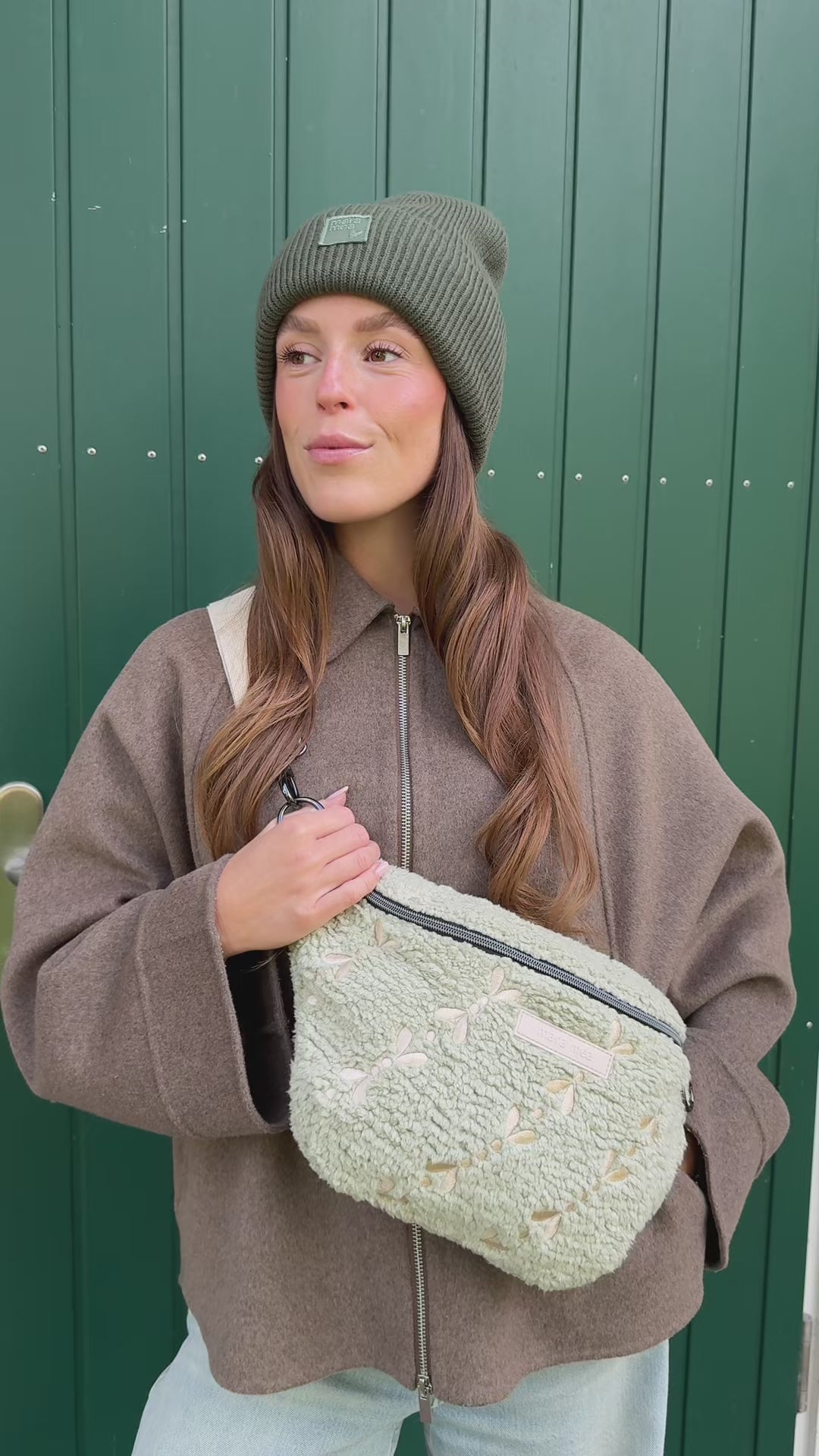 Video, Frau öffnet die Midi Bauchtasche cozy chic, holt etwas heraus, schließt sie und trägt sie auf dem Rücken