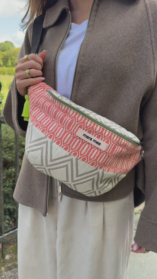 Video, Frau öffnet die Midi Bauchtasche sun chaser, holt etwas heraus, schließt sie und trägt sie auf dem Rücken