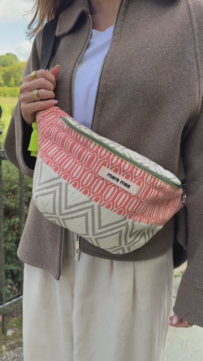 Video, Frau öffnet die Midi Bauchtasche sun chaser, holt etwas heraus, schließt sie und trägt sie auf dem Rücken
