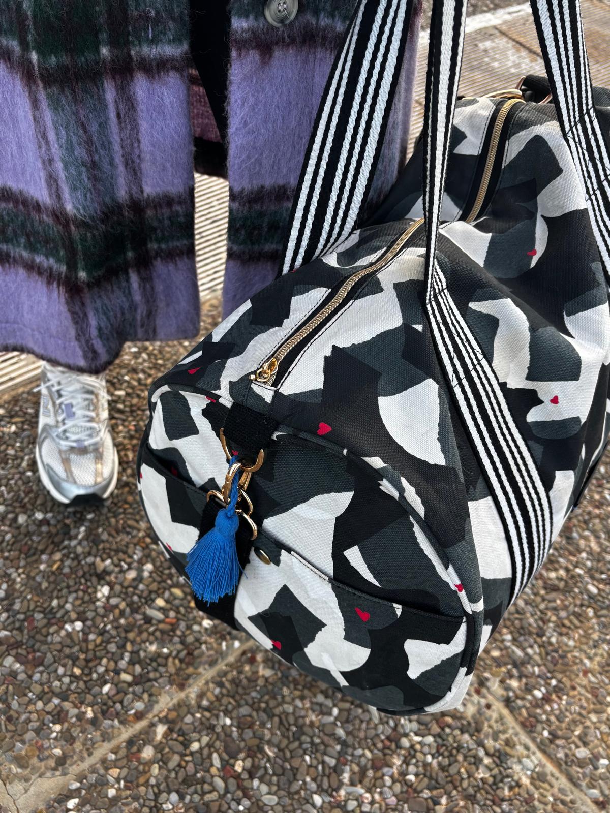 Detail der Weekender Bag amore amore mit goldenem Reißverschluss und blauer Quaste