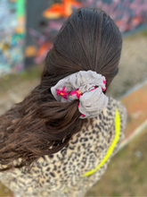 SAMPLE SALE I Scrunchie mara mea x Project Três I Grau mit Blumenstickerei I vom Umtausch ausgeschlossen