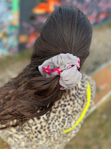 Oversized Scrunchie mara mea x Project Três I Grau mit Blumenstickerei