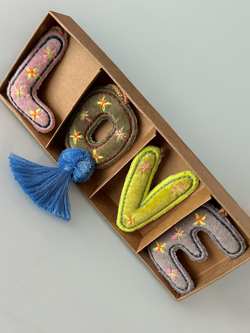 Pendant set no drama in colorful