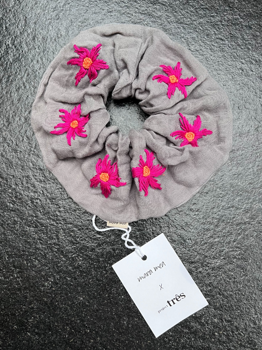 Oversized Scrunchie mara mea x Project Três I Grau mit Blumenstickerei