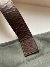 SAMPLE SALE I Tasche in Olivgrün und kleinen Mängeln: Logo in falscher Farbe und kratzer an Lederhenkel I vom Umtausch geschlossen