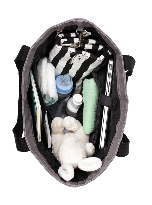 Die Wickeltasche cusco magic von mara mea in Grau  biete viel Platz für Babyutensilien und hat zudem noch ein Laptopfach integriert.