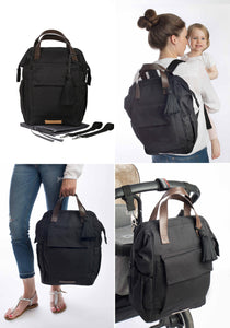 Die schwarze Wickeltasche travel diary von mara mea kann an der Hand, als Rucksack oder am Kinderwagen getragen werden.