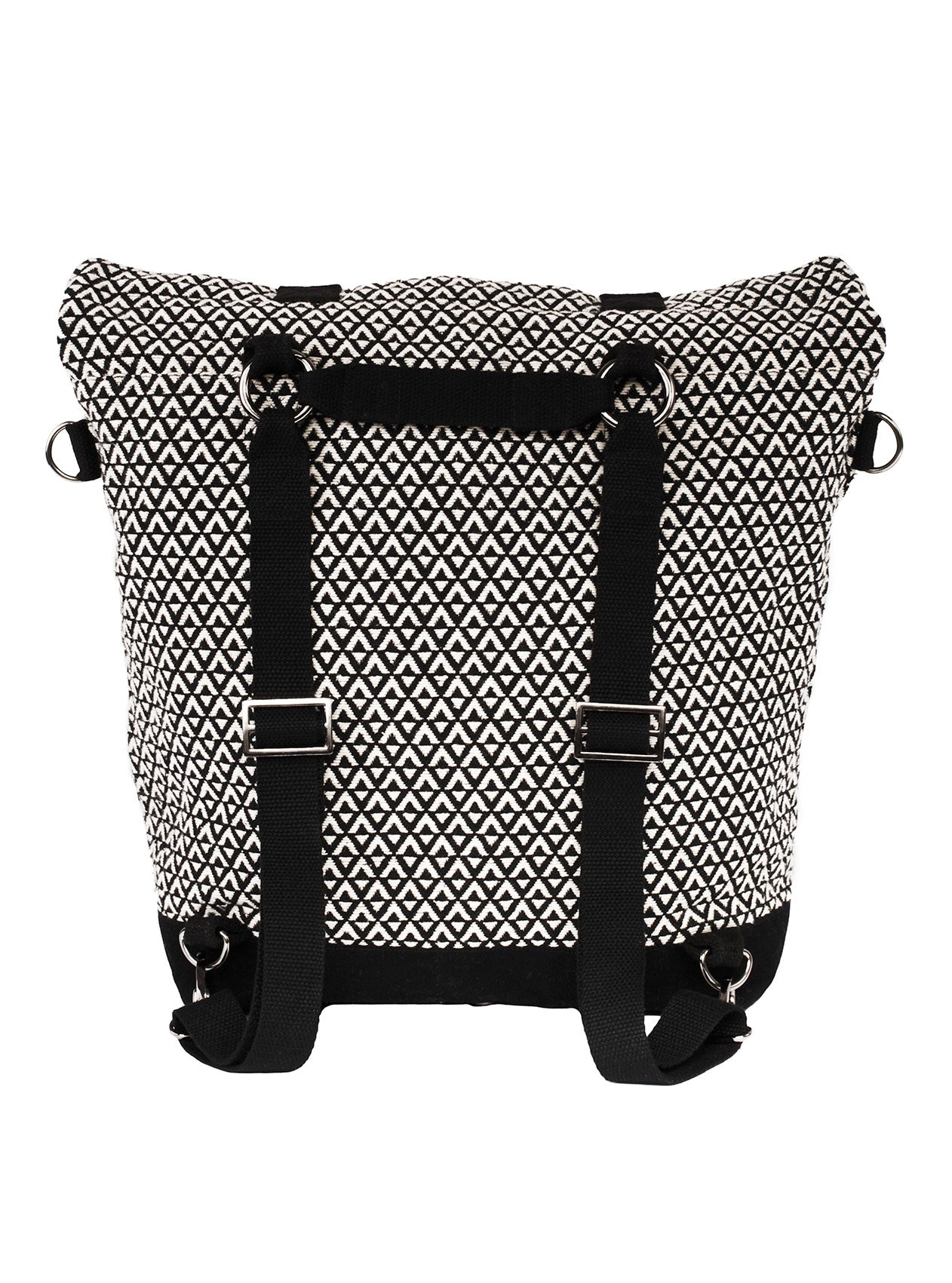 Die funktionale Wickeltasche road trip mit schwarz-weißem Zick-Zack Muster von mara mea ist auch als Rucksack tragbar. 