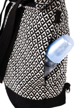 Die Wickeltasche raod trip in Schwarz-Weiß von mara mea verfügt über eine seitliche Zippertasche für schnellen Zugriff unterwegs.