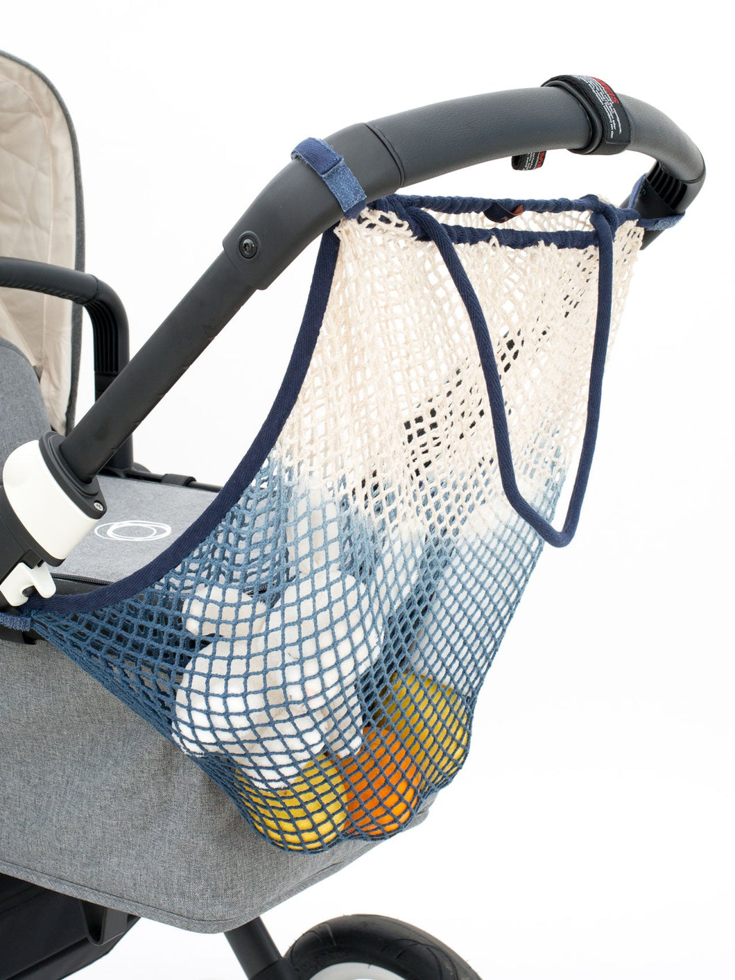 Kinderwagen-Netz deep ocean mit Farbverlauf in Blau ist ein praktischer Begleiter am Kinderwagen.