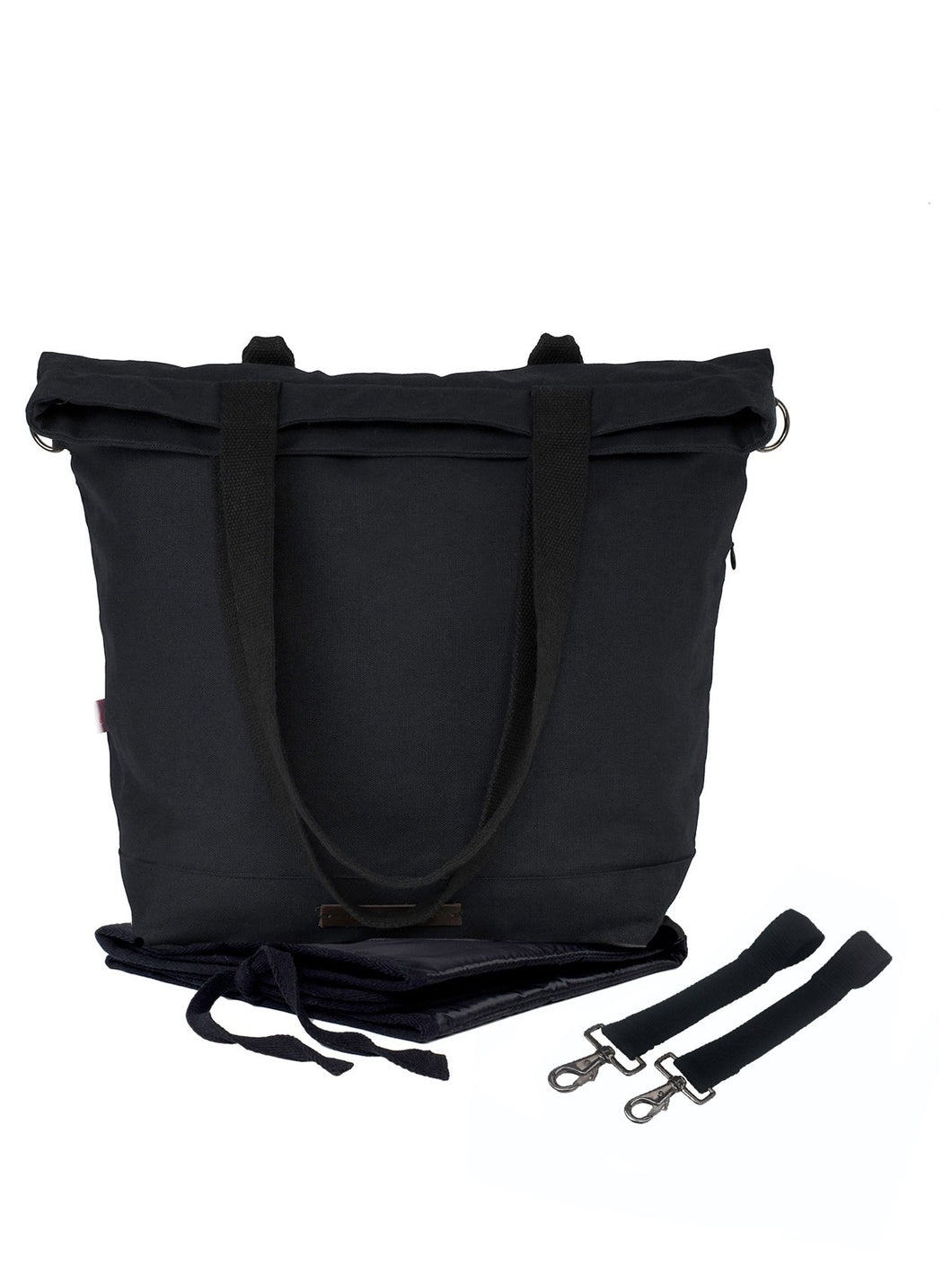Die schwarze Wickeltasche global traveler von mara mea wird mit Wickelunterlage und Kinderwagenbefestigung geliefert.