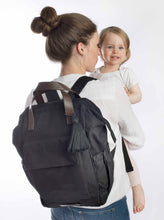 Die schwarze Wickeltasche travel diary von mara mea ist praktisch im Alltag mit Kind.