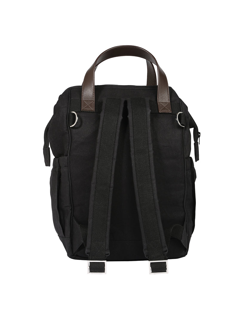 Travel diary in Schwarz ist die geräumige schwarze Wickeltasche von mara mea mit Ledergriffen.