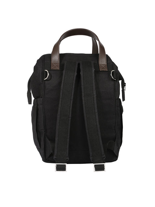 Travel diary in Schwarz ist die geräumige schwarze Wickeltasche von mara mea mit Ledergriffen.