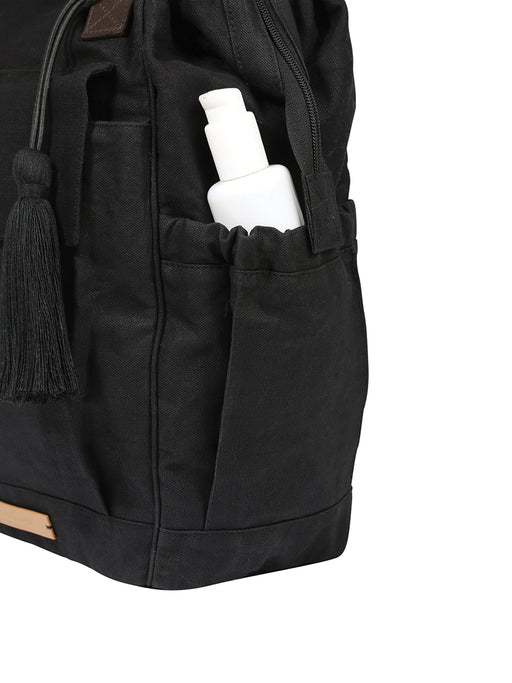 Die Außenfächer an beiden Seiten der Wickeltasche travel diary in Schwarz von mara mea sind perfekt für alles, was stets griffbereit sein muss.