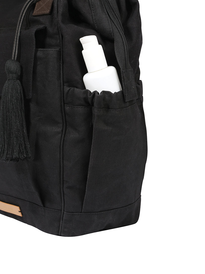 Die Außenfächer an beiden Seiten der Wickeltasche travel diary in Schwarz von mara mea sind perfekt für alles, was stets griffbereit sein muss.