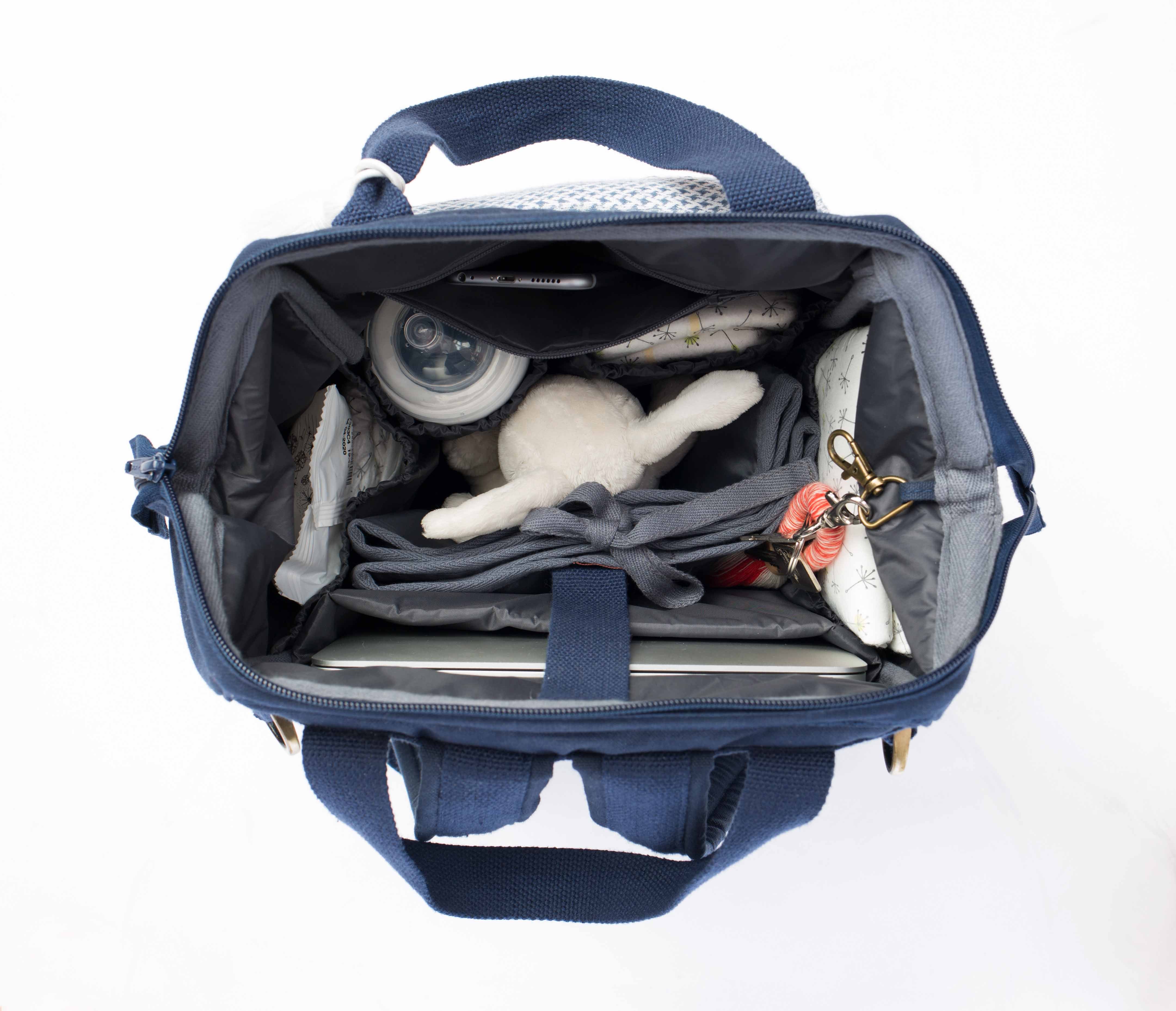 Die schwraze Wickeltasche travel diary von mara mea bietet viel Stauraum für alle Utensilien.