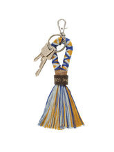 Der Tassel-Schlüsselanhänger cave painting von mara mea in Ocker und Blau hält alle Schlüssel stylisch zusammen.