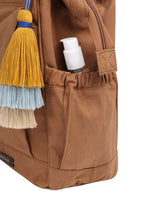 Die Travel Wickeltasche lodge life in Braun von mara verfügt über 2 seitliche Taschen, die optimal für Fläschchen und Eltern-Trinkflasche verwendet werden kann.