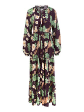 Ein lockeres bodenlanges Maxikleid in dukellila mit Blümchenprint, langen Ärmeln und einem dünnen Gürtel um das Kleid je nach Figur in der Weite regulieren zu können.