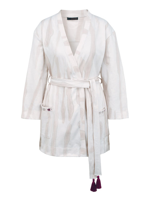 Egal ob schwanger oder bereits Mama, der stylische Kimono von mara mea lässt sich mit und ohne Babybauch stylen. Das helle Batikmuster passt zu allem.