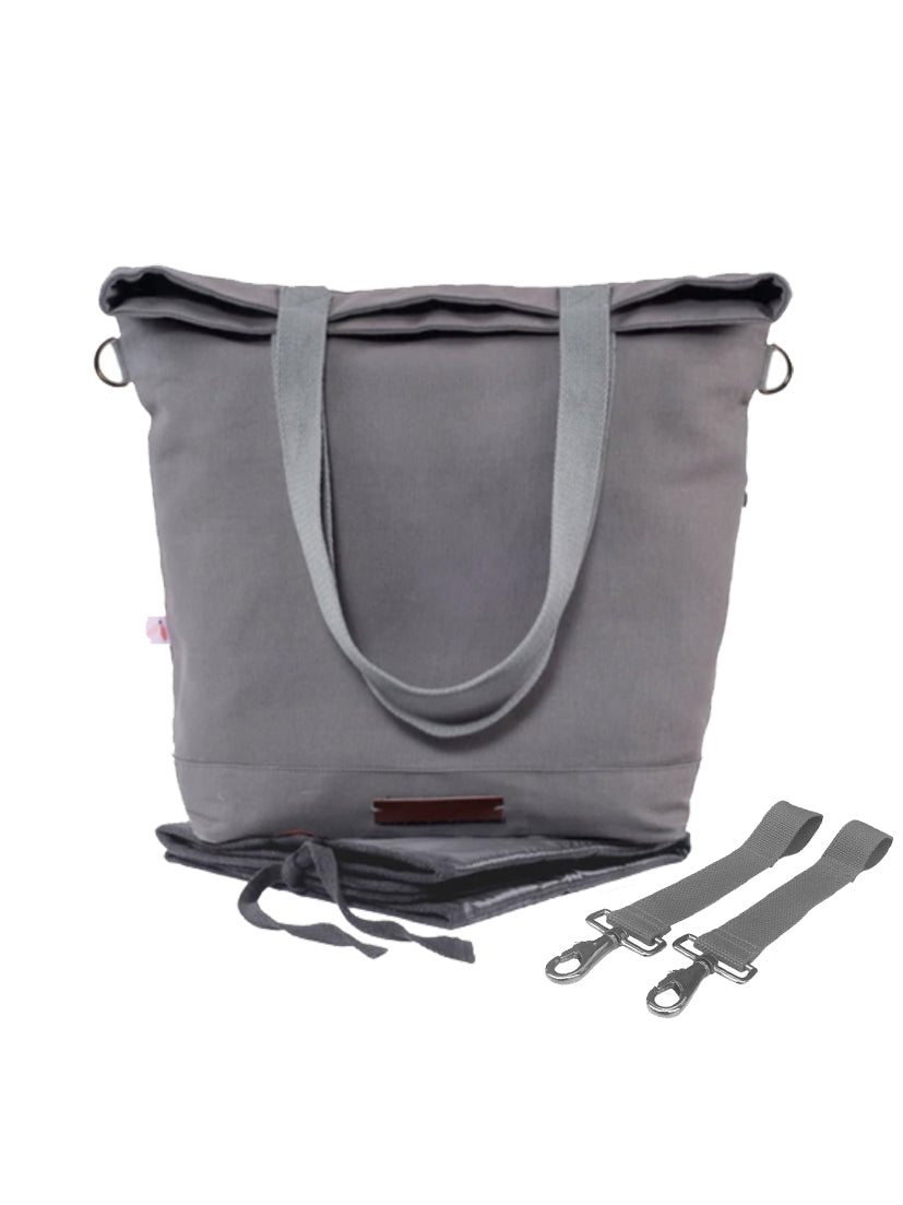 Die Wickeltasche cusco magic in Grau von mara mea kommt mit Wickelunterlage und Kinderwagenclips.
