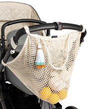 Das Kinderwagen-Netz lemon daydream in beige von mara mea ist ein praktischer Aufbewahrungs-Begleiter am Kinderwagen.