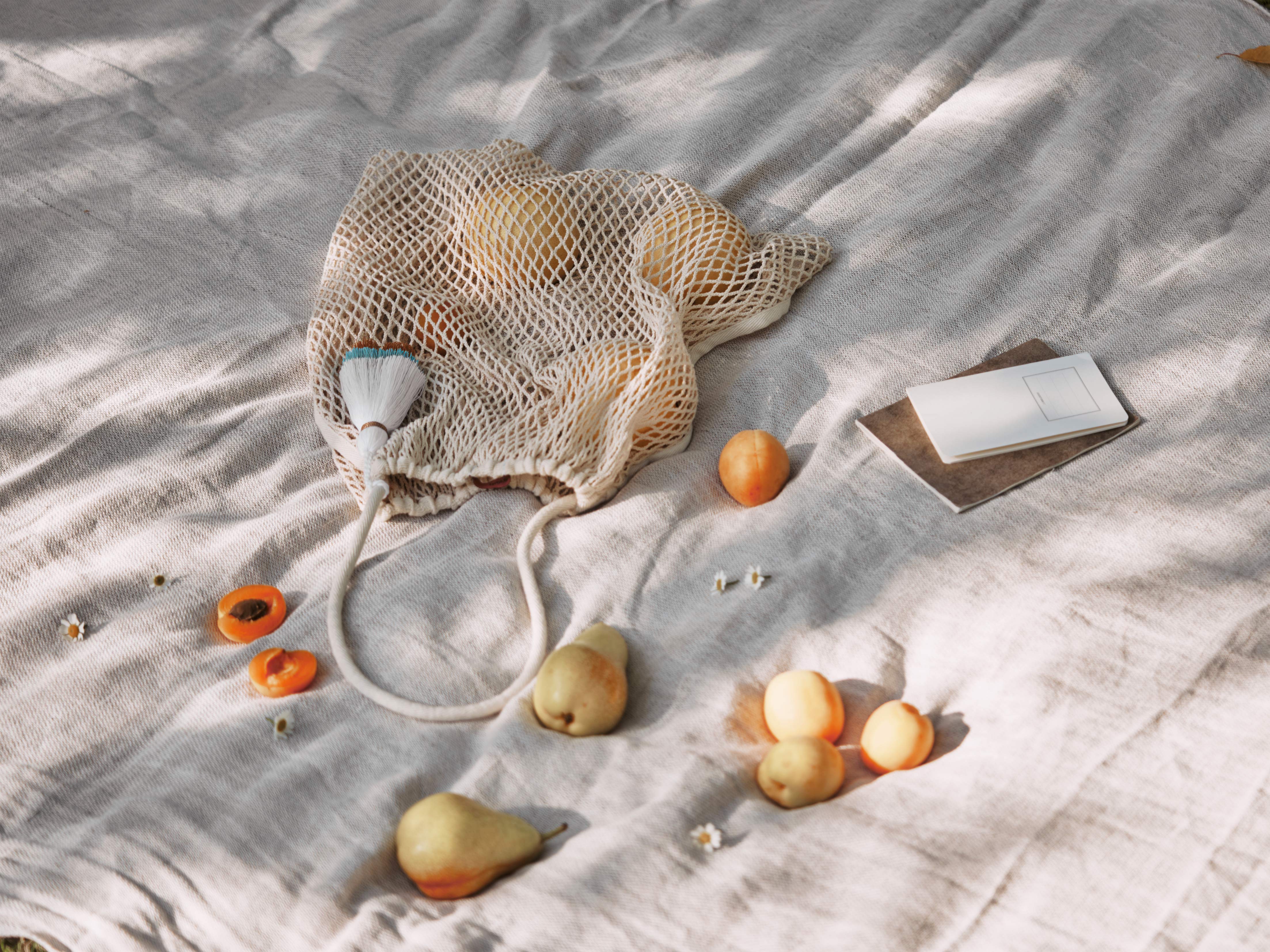 Das Kinderwagen-Netz lemon daydream in beige von mara mea auch ideal als Einkaufsbeutel zu verwenden.