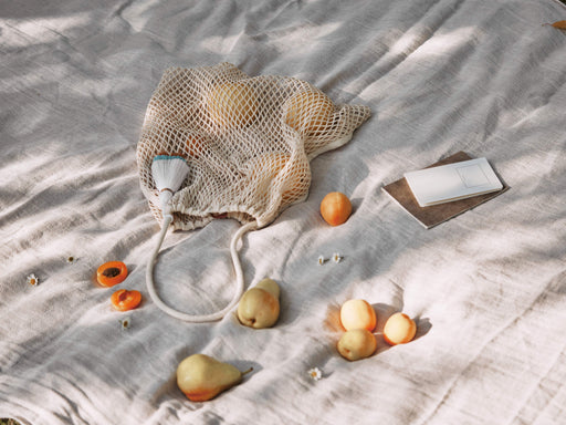 Das Kinderwagen-Netz lemon daydream in beige von mara mea auch ideal als Einkaufsbeutel zu verwenden.