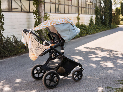 Das Kinderwagen-Netz lemon daydream in beige von mara mea frischt den Look deines Kinderwagen optimal auf.