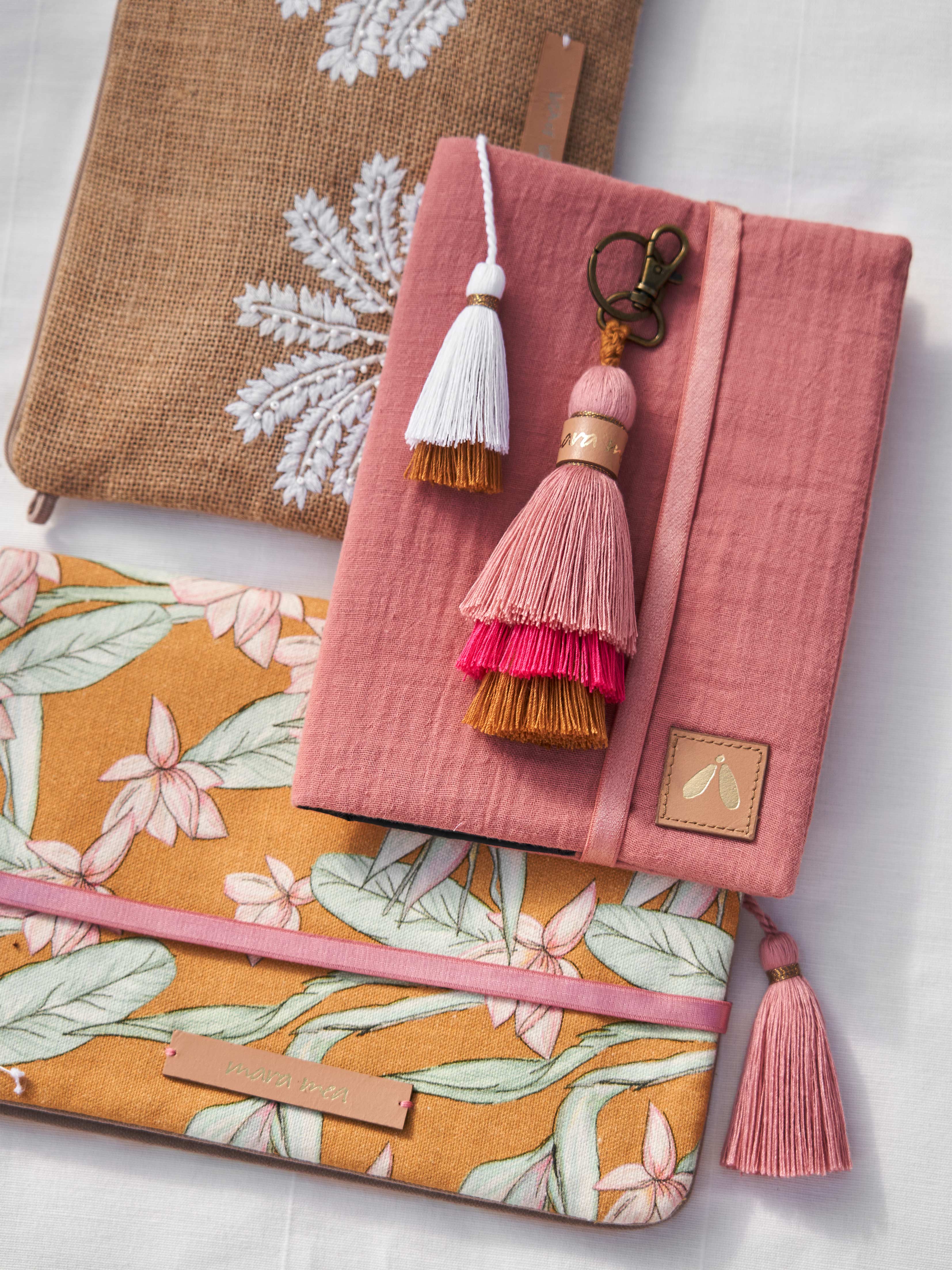 Bunte Boho-Accessoires wie Schlüsselanhänger, Mutterpasshüllen und Windeltaschen können farblich passend im Set bestellt werden.