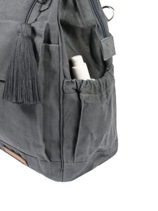 Die Wickeltasche journeying von mara mea in Grau verfügt über 2 seitliche Taschen, die optimal für Fläschchen und Eltern-Trinkflasche verwendet werden kann.