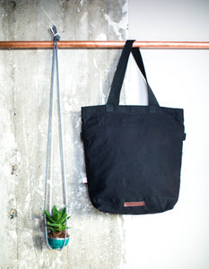Das Wickeltasche global traveler von mara mea in Schwarz überzeugt durch hohe Funktionalität und schlichtes Design.