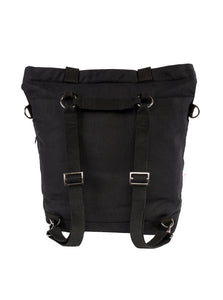 Die schwarze Wickeltasche global traveler von mara mea kann auch praktisch als Rucksack getragen werden.