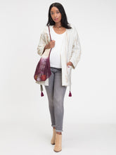 In Kombination mit Umstandsjeans und einem farbigen Netz-Shopper ergibt der modische Umstandskimono von mara mea ein stylisches Umstandsoutfit.