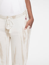 Die mara mea Sweatpants winterstorm besitzt wunderschöne Stickerein an den Seitentaschen., die den Boho-Look vollständig machen.
