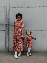 Kinderkleid cherry pie in rostbraunem Print