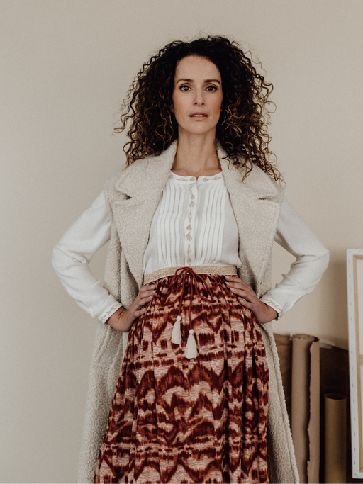 Die Fashion-, Umstands- oder Stillbluse winter ceremony in Off-White von mara mea passt wunderbar zu unserem Rock autumnal air.
