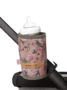 Der Flaschenhalter ambrosia in Rosé Blumenprint von mara mea für den Transport deiner Flaschen am Kinderwagen.