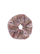 Der Scrunchie crocus bulbs in Rosé Blumenprint aus Biobaumwolle von mara mea kommt mit elastischem Gummiband.