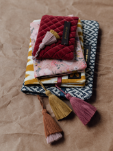 Die Tiny Pouch I Portemonnaie cookie smell in Dunkelrot Samt von mara mea kombiniert mit unseren weiteren farbfrohen Herbst/Winter Kids Accessoires.