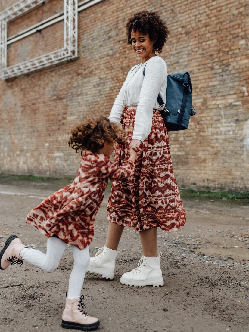 Die Fashion-, Umstands- oder Stillbluse winter ceremony in Off-White von mara mea passt wunderbar zu unserem Rock autumnal air komplettiert den Look zu unseren mokka art Styles aus der aktuellen Herbst/Winter Kollektion.
