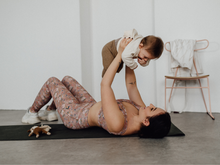 Die Leggings ground & connect in Rosé Blumenprint aus Biobaumwolle von mara mea ist nicht nur für sportliche Aktivitäten ein muss sondern einfach ein bequemer All Rounder für zu Hause mit Kind.