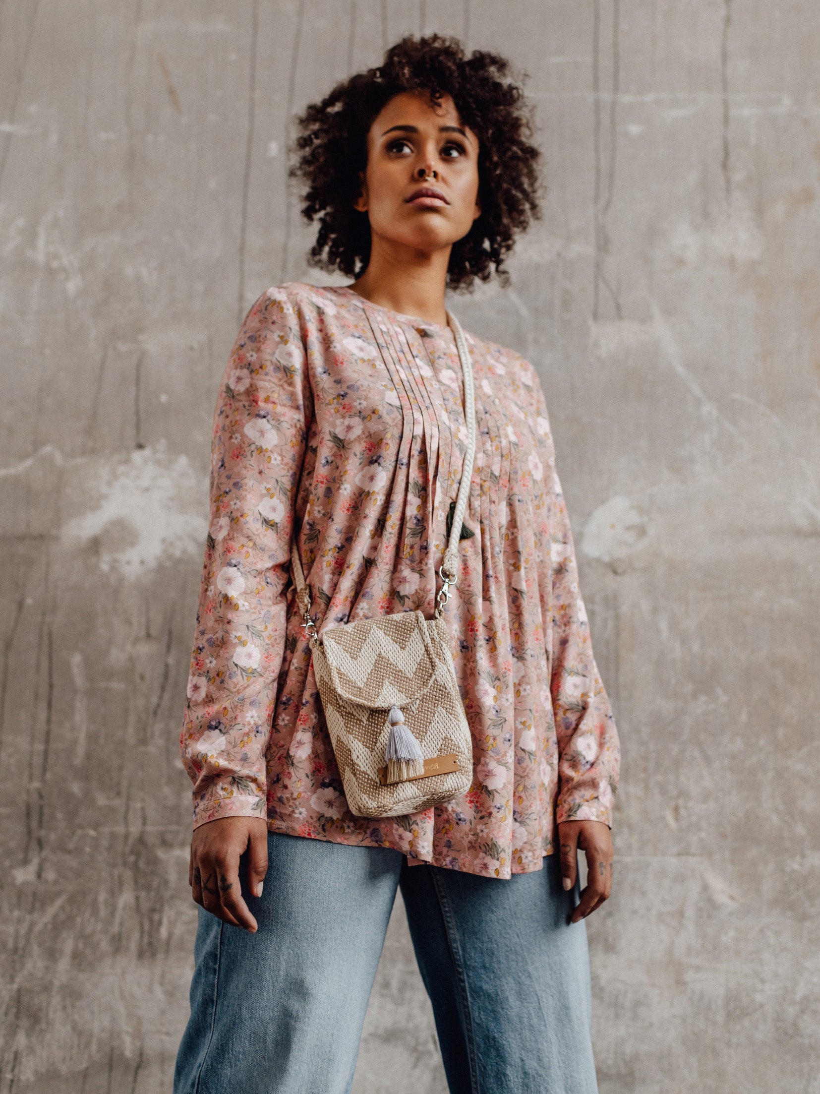 Die Fashion-, Umstands- oder Stillbluse winter ceremony in Rosé Blumenprint von mara mea aus unserer aktuellen Herbst/Winter Fashion Kollektion.