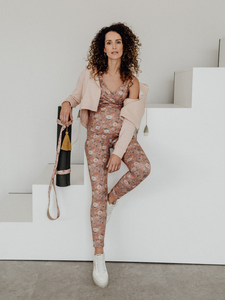 Die Umstandsleggings compassion in Rosé Blumenprint aus Biobaumwolle von mara mea in Kombination mit dem passendem BH wildflower und der schönen Sweatjacke gratitude.