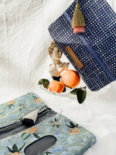 Die Windeltasche cinnamon treasures in blau von mara mea bietet Platz für Feuchttücher und Windeln.