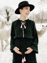 Das Kleid b for botanist ist geeignet für vor, während und nach der Schwangerschaft und passt sich dem Babybauch perfekt an.