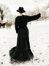 Das Maxikleid b for botanist ist sehr weich und sein Saum fällt leicht bis zum Boden. 