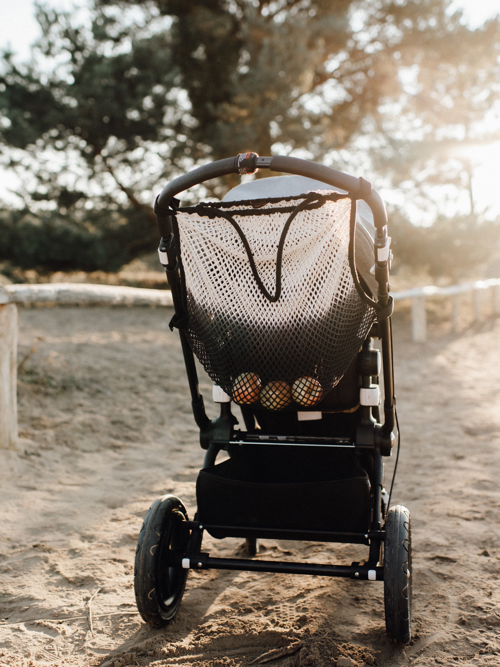 Das Kinderwagen-Netz black bear mit Farbverlauf in Schwarz passt sich jedem Kinderwagenmodell an.