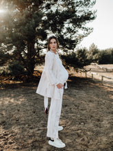 Der stylische Sweat-Kimono aus Biobaumwolle mit einem beigen tie dye Effekt passt perfekt zur Jogginghose mit weitem Bein.